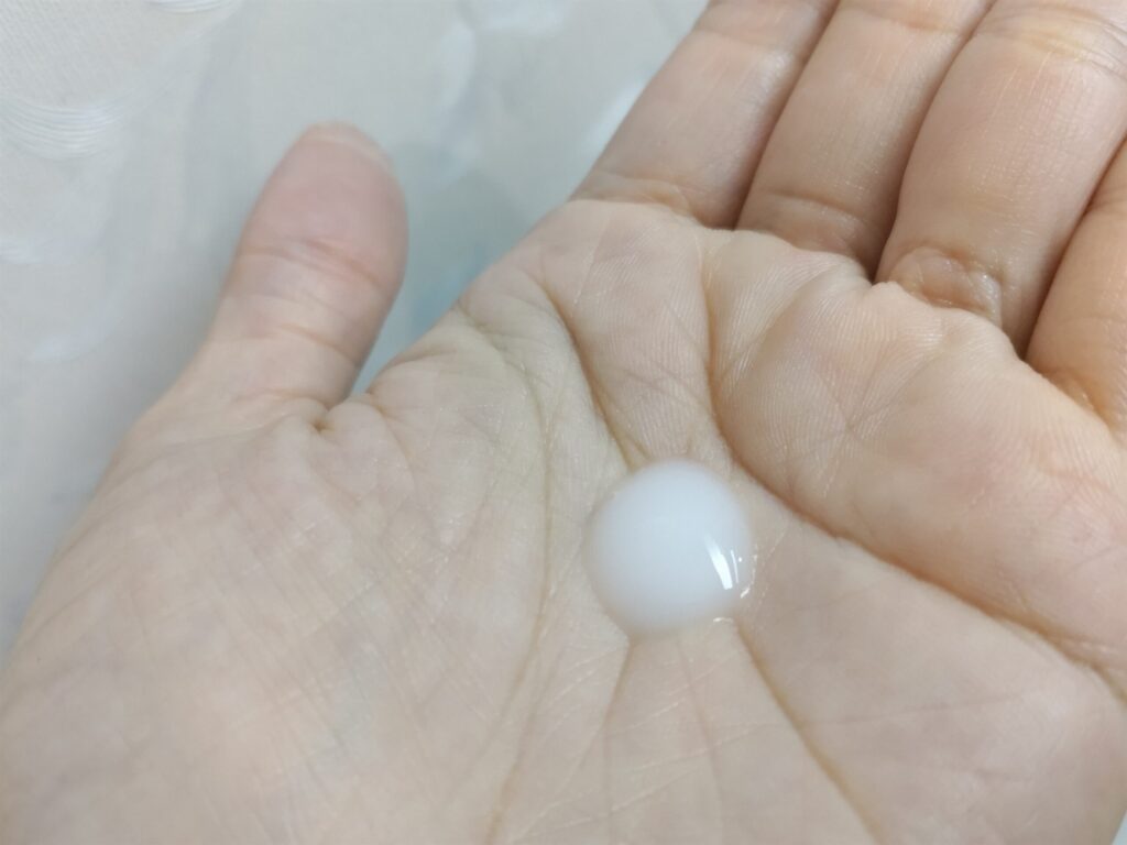 手に保湿美容液をのせた写真